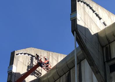 Imagen secundaria 1 - 1) Accesos al anillo superior de la tribuna Principal que demolerán en las próximas semanas 2) Instalación de los anclajes para colocar las 'bananas' que sujetarán la cobertura azul de ETFE, 3) Nueva rampa de acceso al parking 
