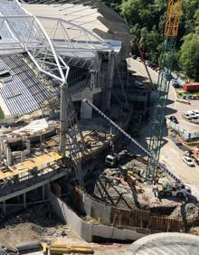 Imagen secundaria 2 - 1) Accesos al anillo superior de la tribuna Principal que demolerán en las próximas semanas 2) Instalación de los anclajes para colocar las 'bananas' que sujetarán la cobertura azul de ETFE, 3) Nueva rampa de acceso al parking 