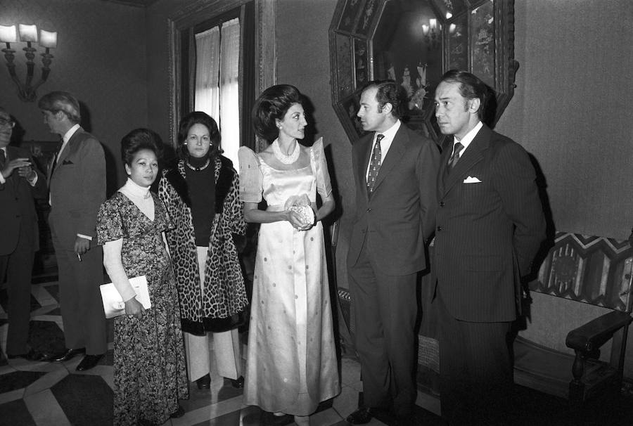 Estaba casada con Mike Stilianopoulos, embajador de Filipinas, y formaban la pareja diplomática más visible en la capital. 
