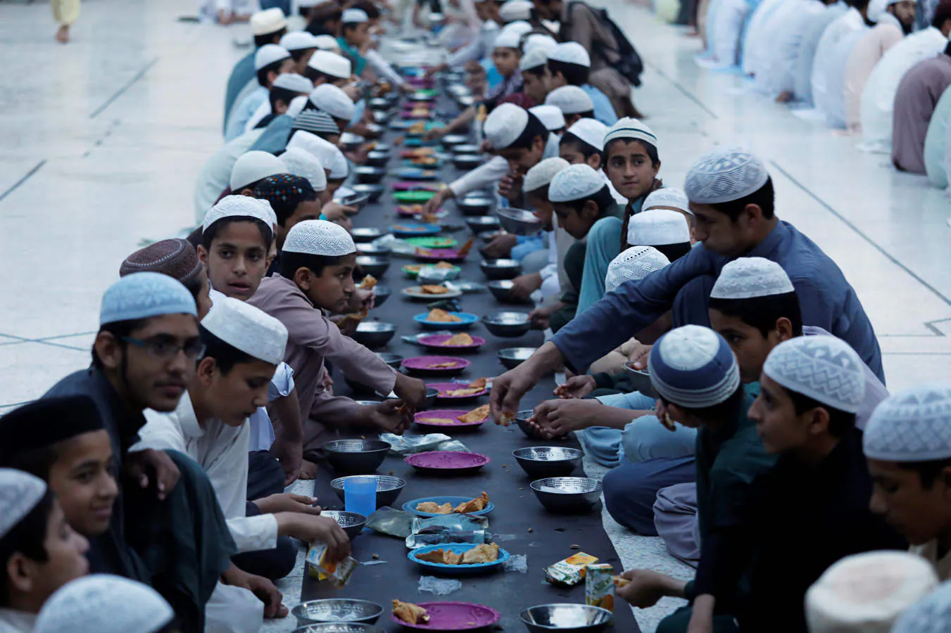 Millones de fieles de todo el mundo celebran el Ramadán, uno de los cinco pilares del islam y en el que los fieles deben abstenerse de comer, beber, fumar y mantener relaciones sexuales desde el alba hasta la puesta de sol. 