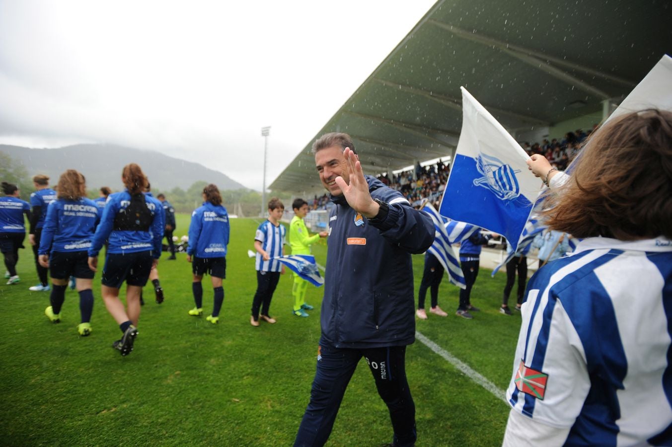 800 alumnos de distintos centros educativos de Gipuzkoa han animado a las jugadoras de la Real Sociedad