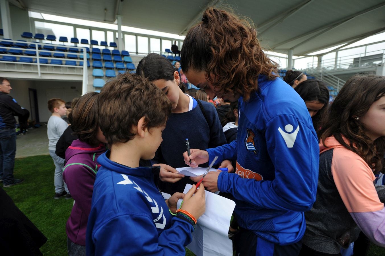 800 alumnos de distintos centros educativos de Gipuzkoa han animado a las jugadoras de la Real Sociedad