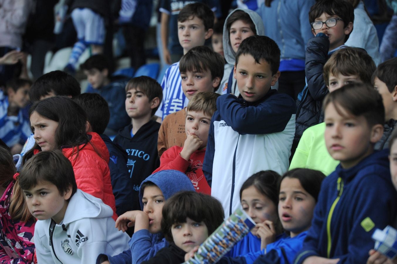 800 alumnos de distintos centros educativos de Gipuzkoa han animado a las jugadoras de la Real Sociedad
