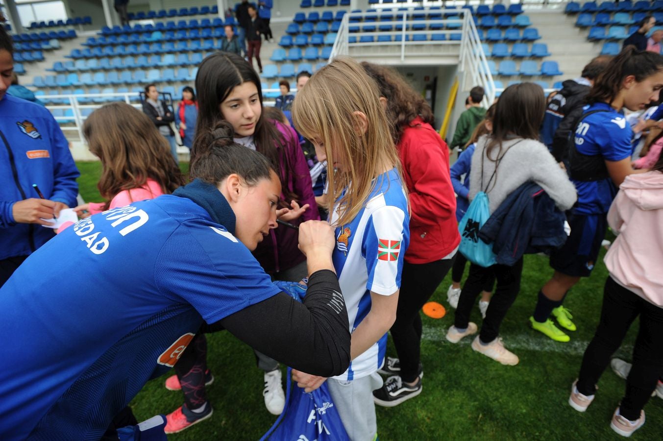 800 alumnos de distintos centros educativos de Gipuzkoa han animado a las jugadoras de la Real Sociedad