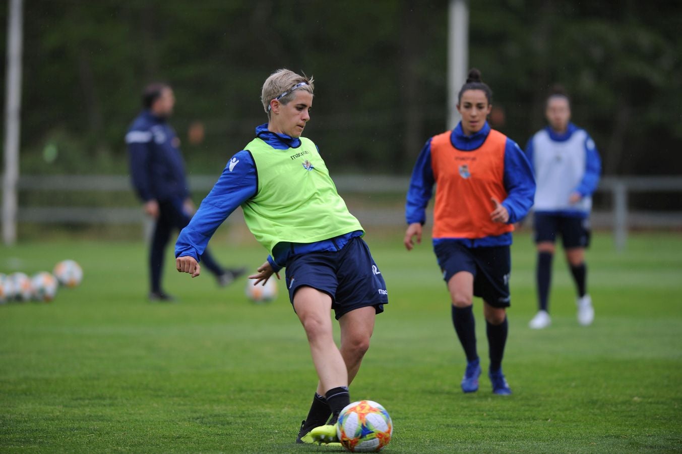 800 alumnos de distintos centros educativos de Gipuzkoa han animado a las jugadoras de la Real Sociedad