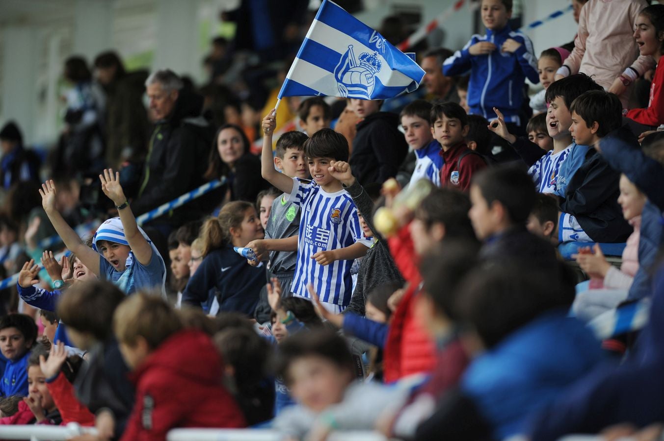 800 alumnos de distintos centros educativos de Gipuzkoa han animado a las jugadoras de la Real Sociedad