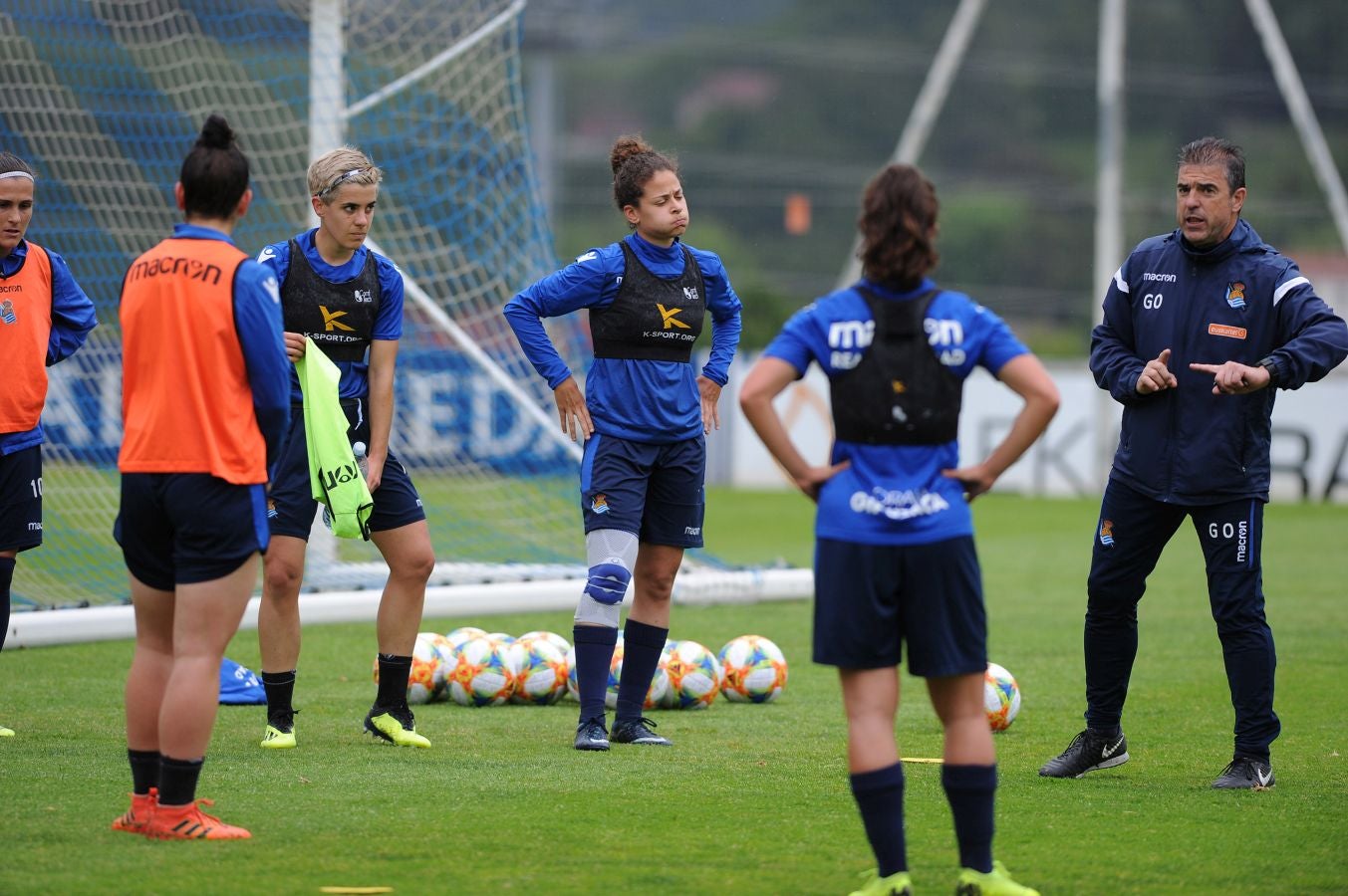 800 alumnos de distintos centros educativos de Gipuzkoa han animado a las jugadoras de la Real Sociedad