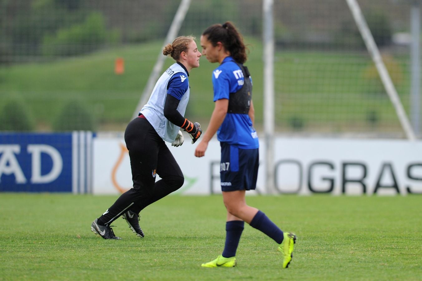 800 alumnos de distintos centros educativos de Gipuzkoa han animado a las jugadoras de la Real Sociedad