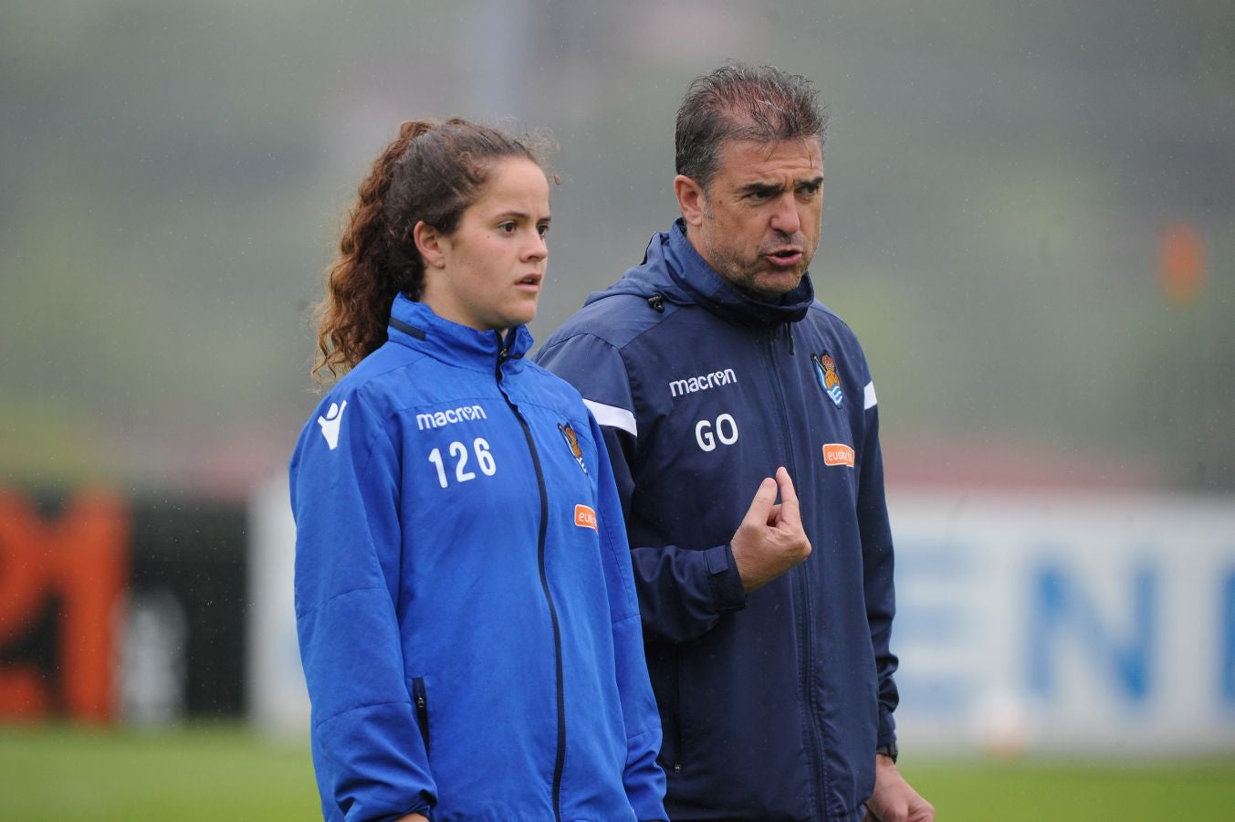 800 alumnos de distintos centros educativos de Gipuzkoa han animado a las jugadoras de la Real Sociedad