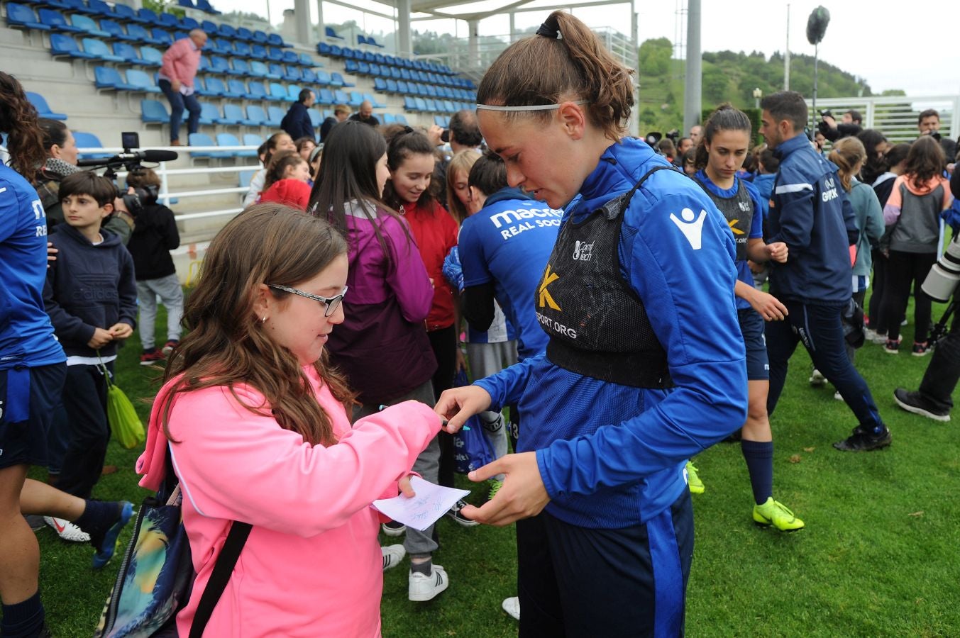 800 alumnos de distintos centros educativos de Gipuzkoa han animado a las jugadoras de la Real Sociedad