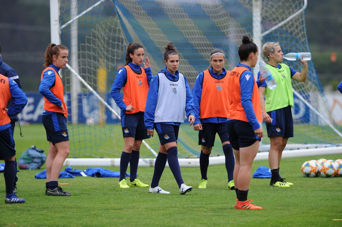 800 alumnos de distintos centros educativos de Gipuzkoa han animado a las jugadoras de la Real Sociedad
