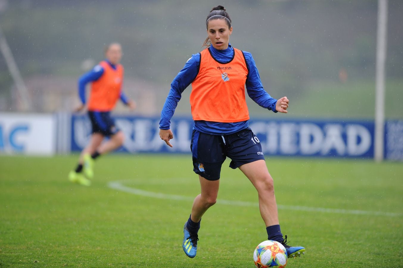 800 alumnos de distintos centros educativos de Gipuzkoa han animado a las jugadoras de la Real Sociedad