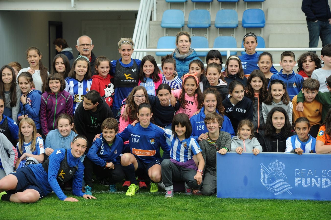 800 alumnos de distintos centros educativos de Gipuzkoa han animado a las jugadoras de la Real Sociedad