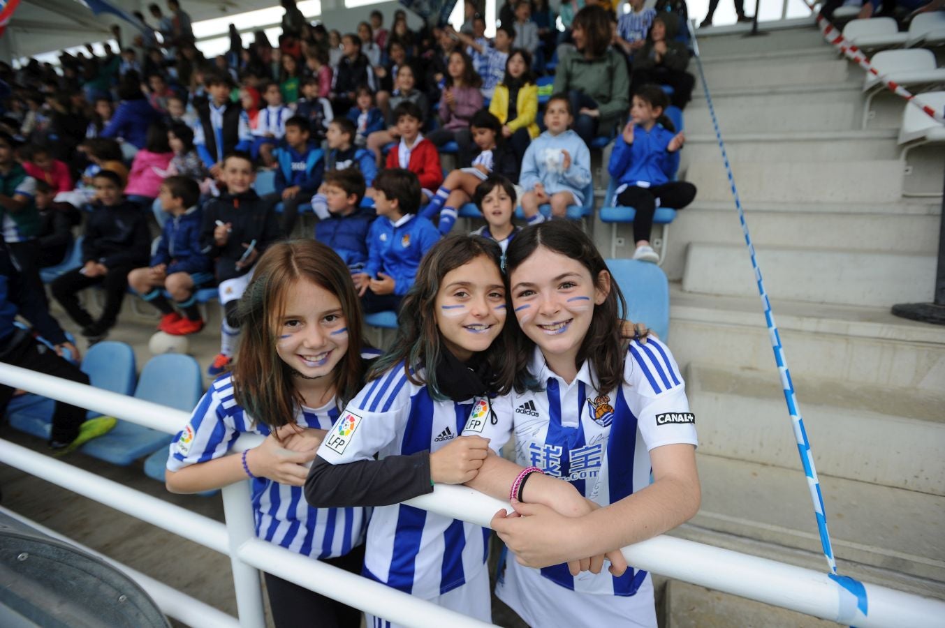 800 alumnos de distintos centros educativos de Gipuzkoa han animado a las jugadoras de la Real Sociedad