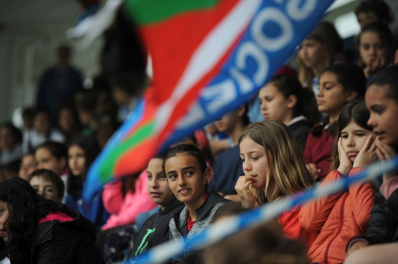 800 alumnos de distintos centros educativos de Gipuzkoa han animado a las jugadoras de la Real Sociedad