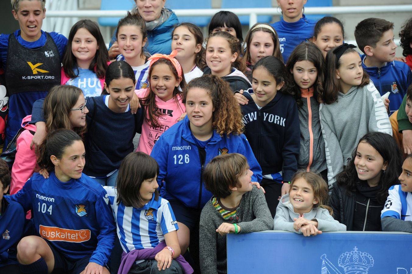 800 alumnos de distintos centros educativos de Gipuzkoa han animado a las jugadoras de la Real Sociedad