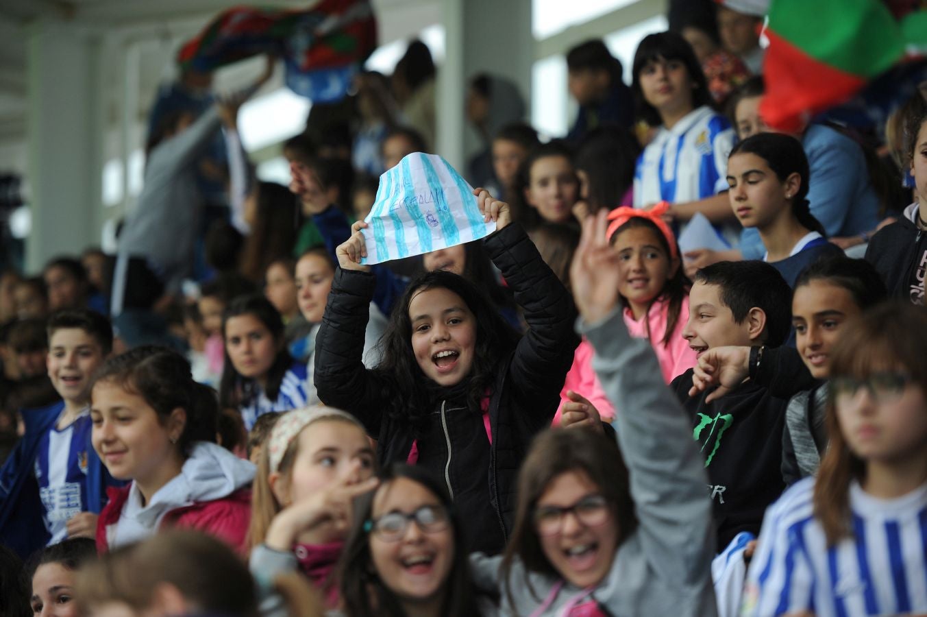 800 alumnos de distintos centros educativos de Gipuzkoa han animado a las jugadoras de la Real Sociedad