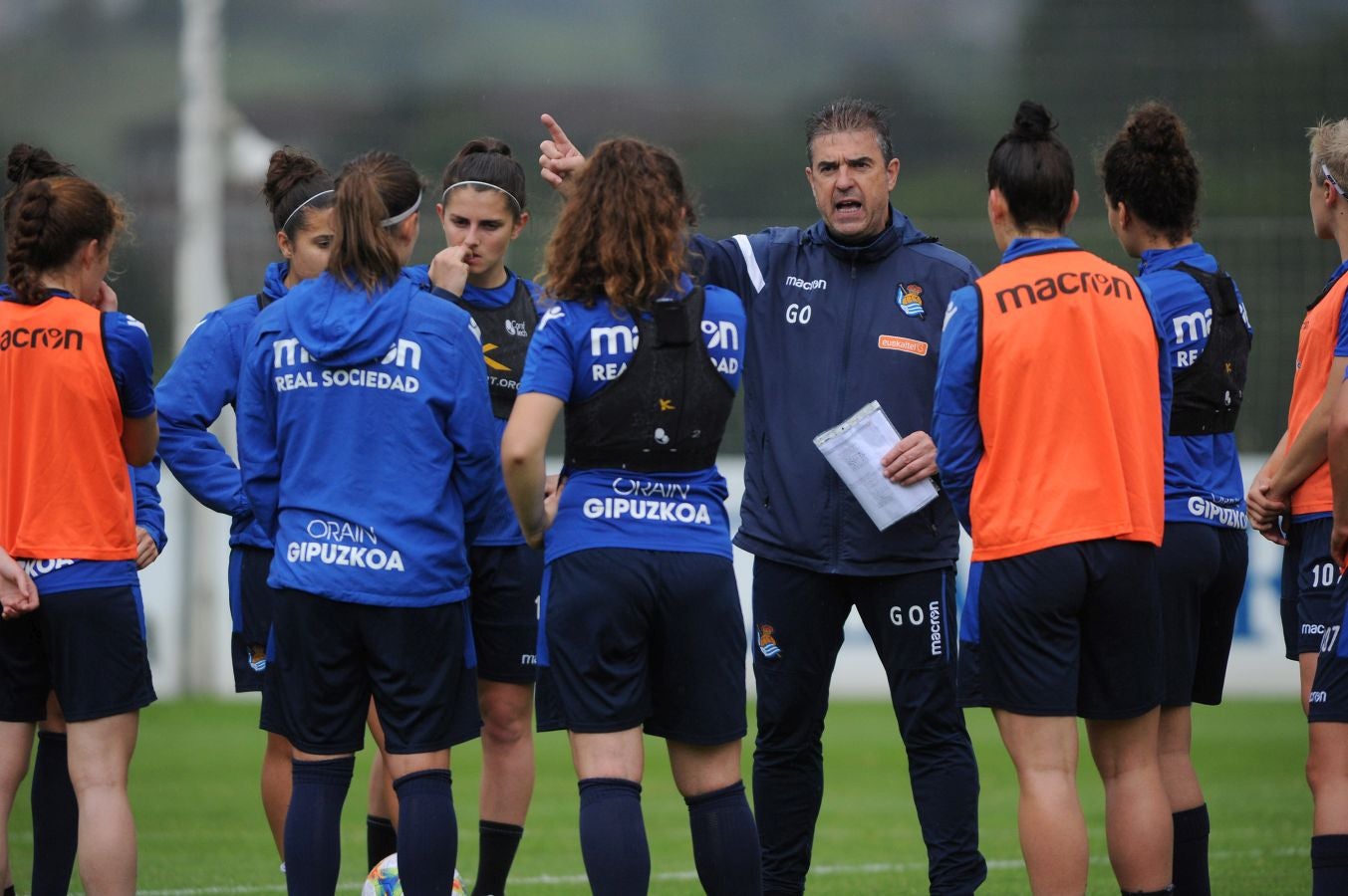 800 alumnos de distintos centros educativos de Gipuzkoa han animado a las jugadoras de la Real Sociedad