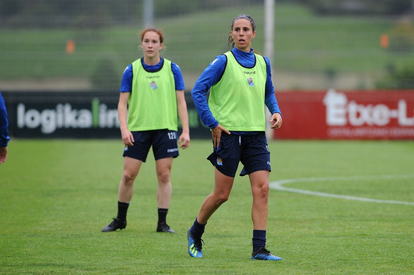 800 alumnos de distintos centros educativos de Gipuzkoa han animado a las jugadoras de la Real Sociedad