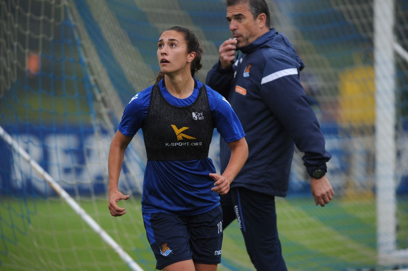 800 alumnos de distintos centros educativos de Gipuzkoa han animado a las jugadoras de la Real Sociedad