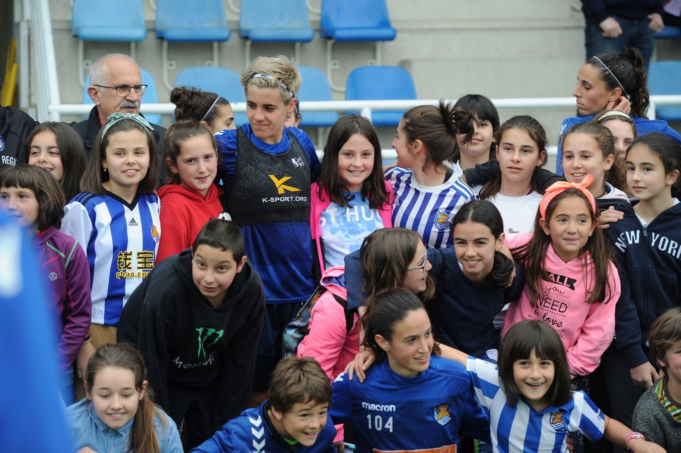 800 alumnos de distintos centros educativos de Gipuzkoa han animado a las jugadoras de la Real Sociedad