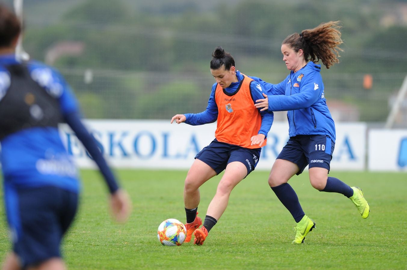 800 alumnos de distintos centros educativos de Gipuzkoa han animado a las jugadoras de la Real Sociedad