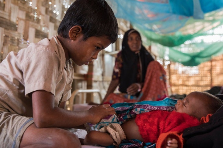 A sus 7 años, Faisal cuida de su madre, Humaira, y de su hermana Ruzina. La bebé, que está desnutrida, nació en el río cuando la familia huía a Bangladesh en un bote