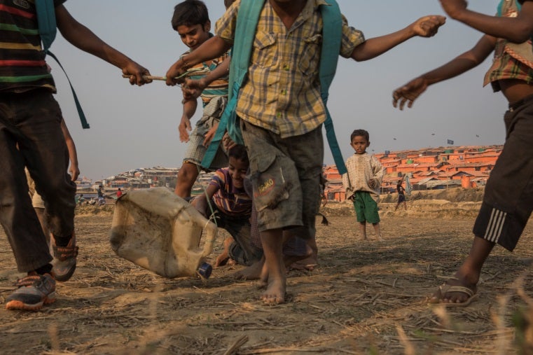 Muchas familias rohingyas son numerosas. Los niños pasan casi todo el tiempo jugando al aire libre o en escuelas temporales.