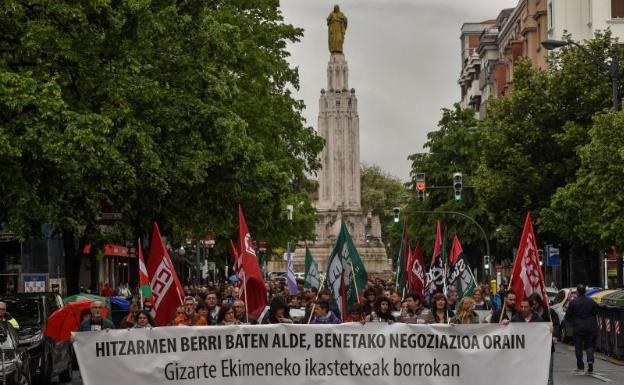 Los trabajadores de los centros de iniciativa social de la red de la enseñanza concertada del País Vasco han celebrado este miércoles una manifestación en Bilbao. 