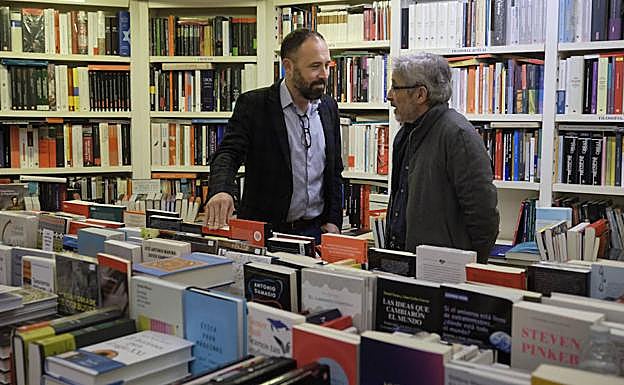 El candidato del PSE-EE a diputado general de Gipuzkoa, Denis Itxaso (i), y el catedrático de Historia Contemporánea de la UPV-EHU, Luis Castells, han presentado el programa de convivencia y memoria democrática