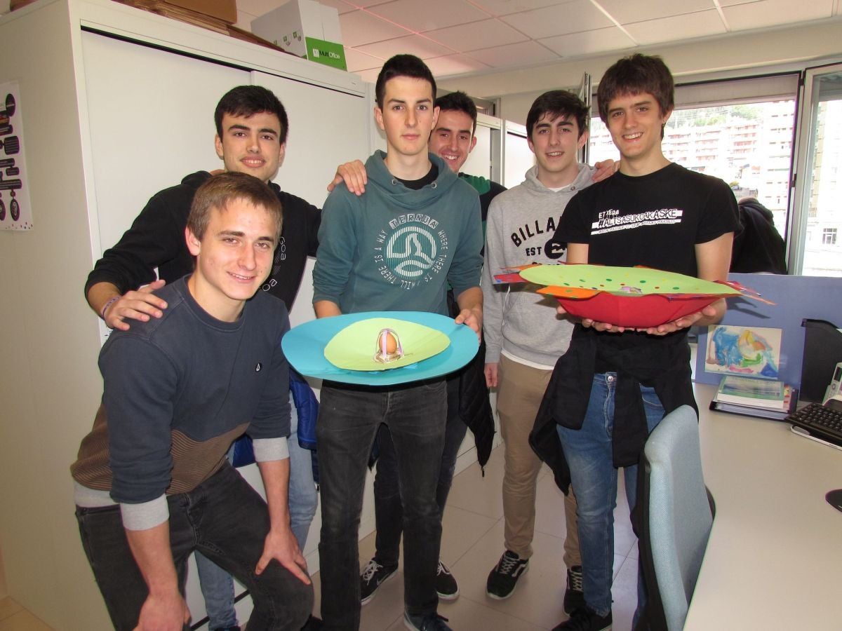 Un total de 77 alumnos de Mondragon Unibertsitatea (MU), divididos en 31 grupos, han participado este jueves en el XXI Concurso de Diseño Industrial de lanzamiento de huevo