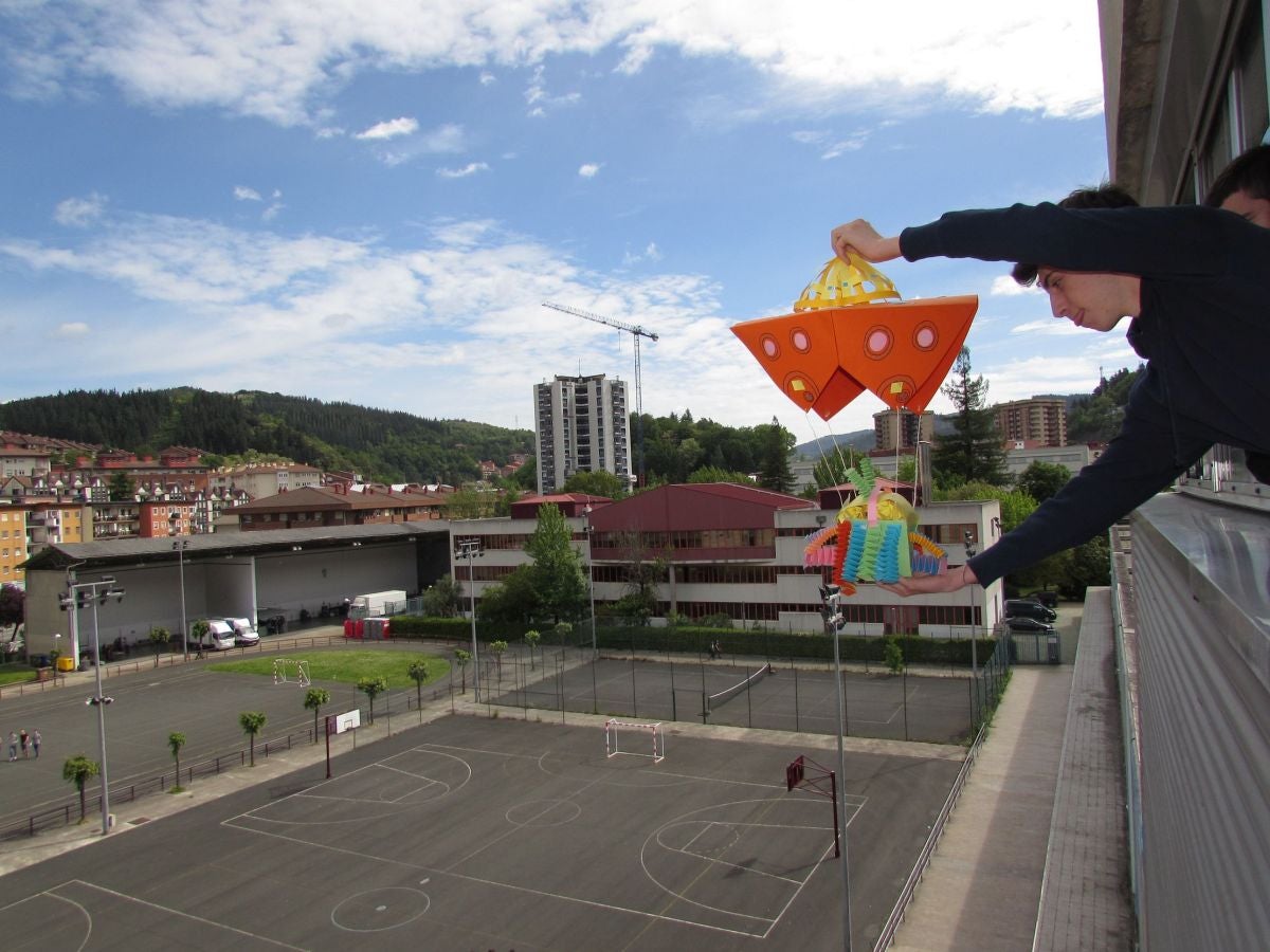 Un total de 77 alumnos de Mondragon Unibertsitatea (MU), divididos en 31 grupos, han participado este jueves en el XXI Concurso de Diseño Industrial de lanzamiento de huevo