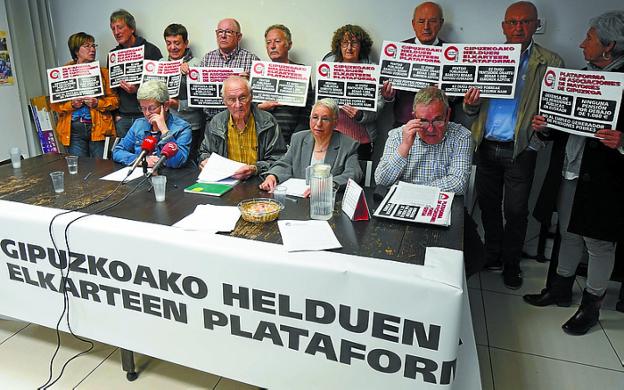 Representantes de los pensionistas guipuzcoanos, ayer. 