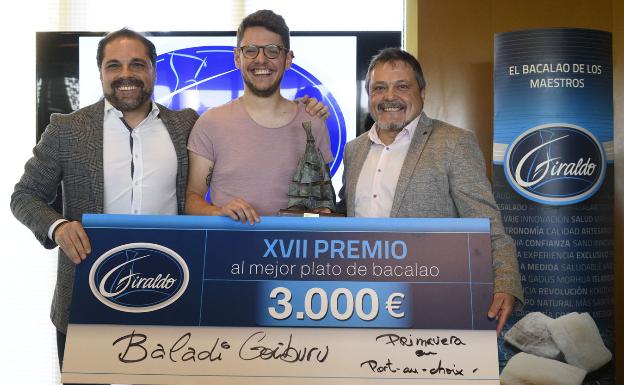 Baladi Goiburu, en el centro de la imagen, recoge el cheque por valor de 3.000 euros que se llevó como ganador de la XVII edición del Premio Giraldo, que tuvo lugar el pasado lunes, 6 de mayo, en Basque Culinary Center, en la capital guipuzcoana. 