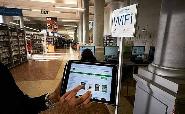 Los límites entre las bibliotecas físicas y las virtuales son cada vez más difusos, y los primeros en notar las ventajes son los usuarios.