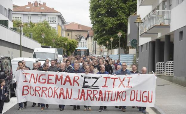 Los trabajadores de Ingemar de Usurbil, este viernes dudante la manifestación contra el ERE.