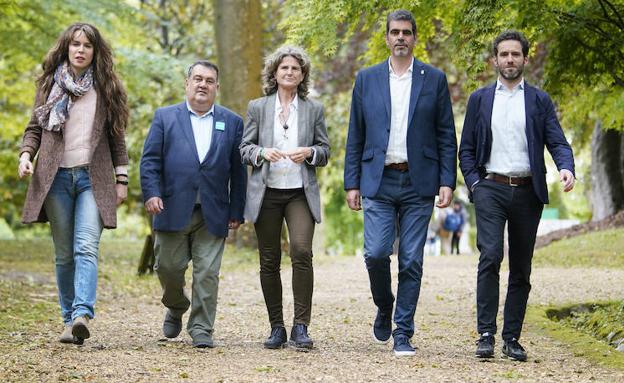 Los candidatos Aitzole Araneta (Elkarrekin Podemos), Ernesto Gasco (PSE-EE), Reyes Carrere (EH Bildu), Eneko Goia (PNV) y Borja Sémper (PP) caminan por los jardines del Palacio de Aiete.