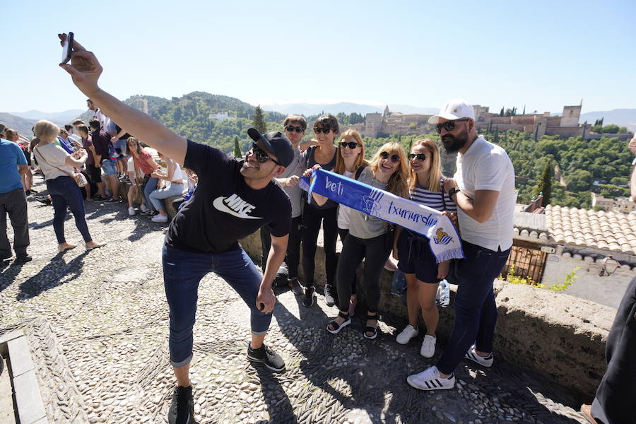 Miles de aficionados de la Real Sociedad se han desplazado a Granada para animar a las jugadoras en la final de la Copa de la Reina
