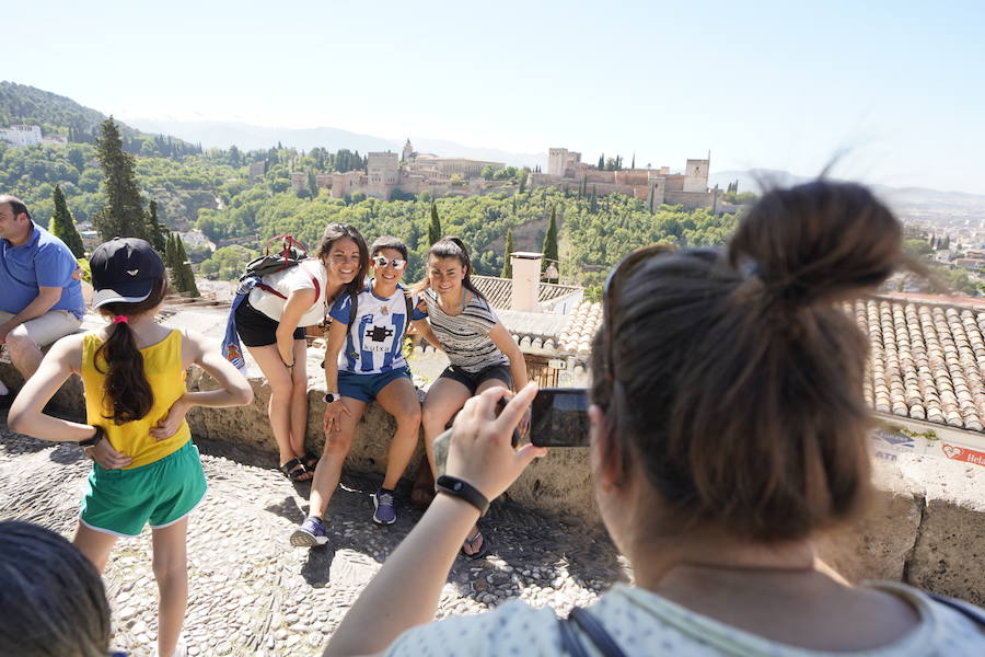 Miles de aficionados de la Real Sociedad se han desplazado a Granada para animar a las jugadoras en la final de la Copa de la Reina