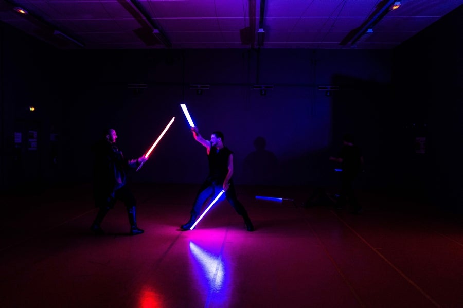 La Federación Francesa de Esgrima da la bienvenida con los brazos abiertos a los nuevos miembros del club de esgrima con espada láser 'La Rapière de Lyon'. Así, los padawan participan en una sesión de entrenamiento. 