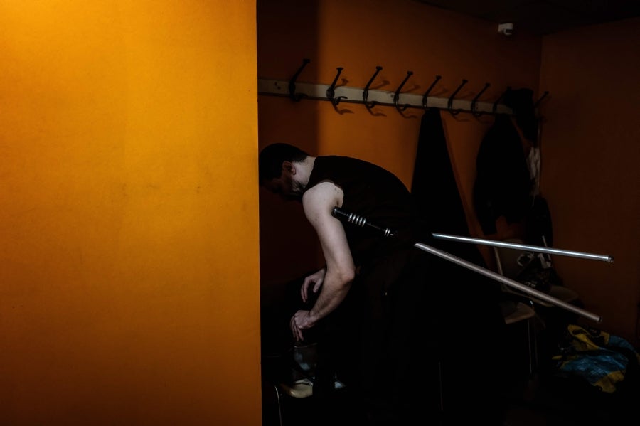 La Federación Francesa de Esgrima da la bienvenida con los brazos abiertos a los nuevos miembros del club de esgrima con espada láser 'La Rapière de Lyon'. Así, los padawan participan en una sesión de entrenamiento. 