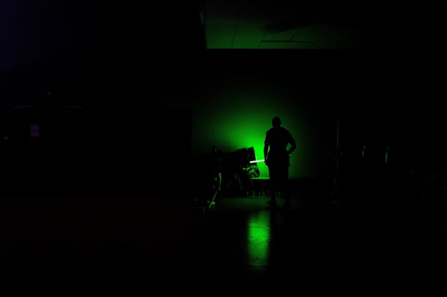 La Federación Francesa de Esgrima da la bienvenida con los brazos abiertos a los nuevos miembros del club de esgrima con espada láser 'La Rapière de Lyon'. Así, los padawan participan en una sesión de entrenamiento. 