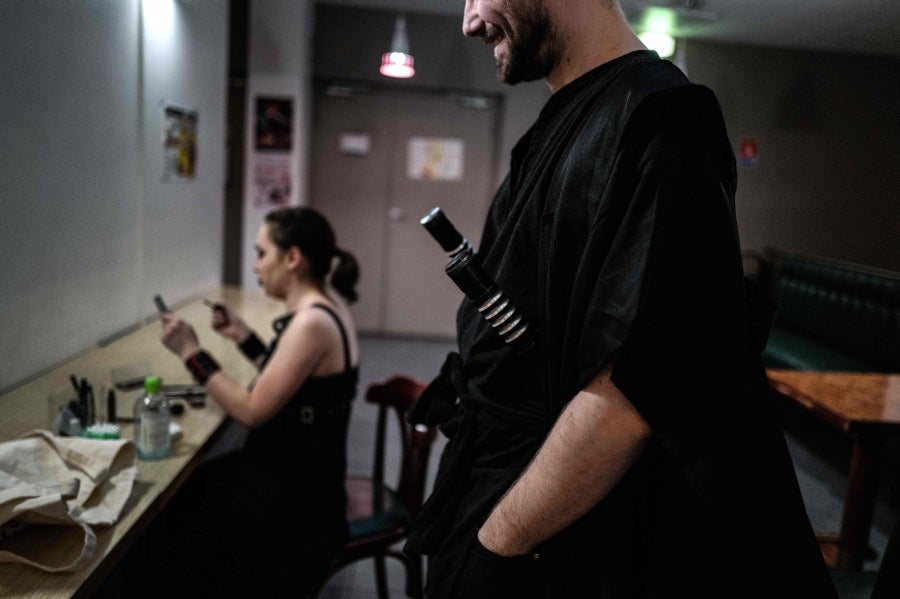 La Federación Francesa de Esgrima da la bienvenida con los brazos abiertos a los nuevos miembros del club de esgrima con espada láser 'La Rapière de Lyon'. Así, los padawan participan en una sesión de entrenamiento. 