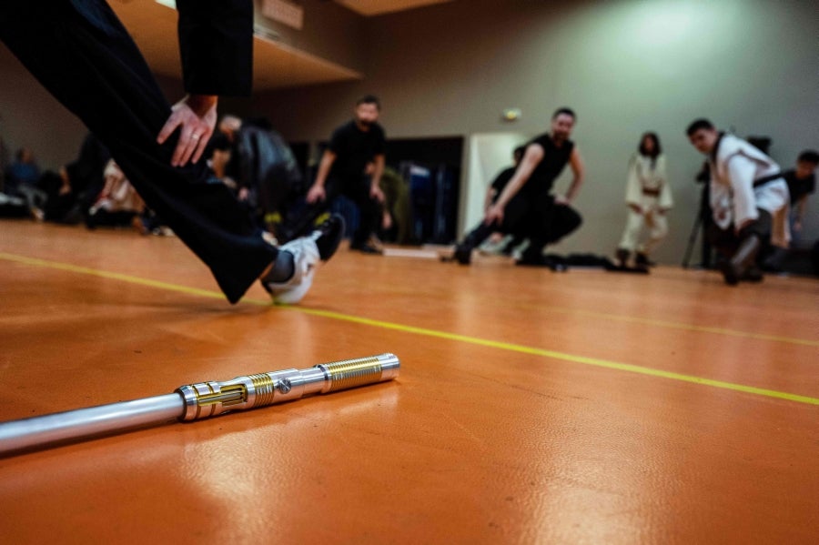 La Federación Francesa de Esgrima da la bienvenida con los brazos abiertos a los nuevos miembros del club de esgrima con espada láser 'La Rapière de Lyon'. Así, los padawan participan en una sesión de entrenamiento. 