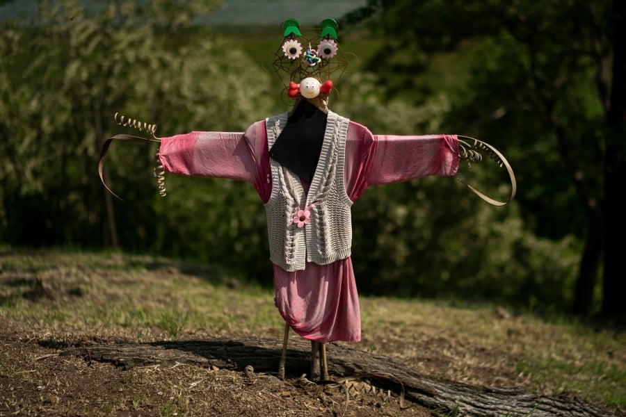 Los ciudadanos de Castellar, un pueblo del norte de Italia, preparan sus propio espantapájaros y los colocan en los jardines, patios, calles y campos de la localidad. Así, los simpáticos vecinos forman parte de la 'Feria de Espantapájaros' de la temporada. 