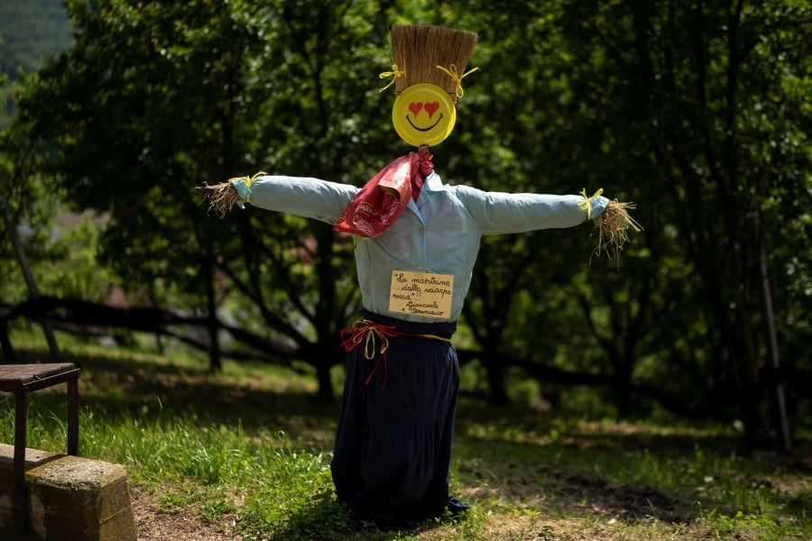 Los ciudadanos de Castellar, un pueblo del norte de Italia, preparan sus propio espantapájaros y los colocan en los jardines, patios, calles y campos de la localidad. Así, los simpáticos vecinos forman parte de la 'Feria de Espantapájaros' de la temporada. 