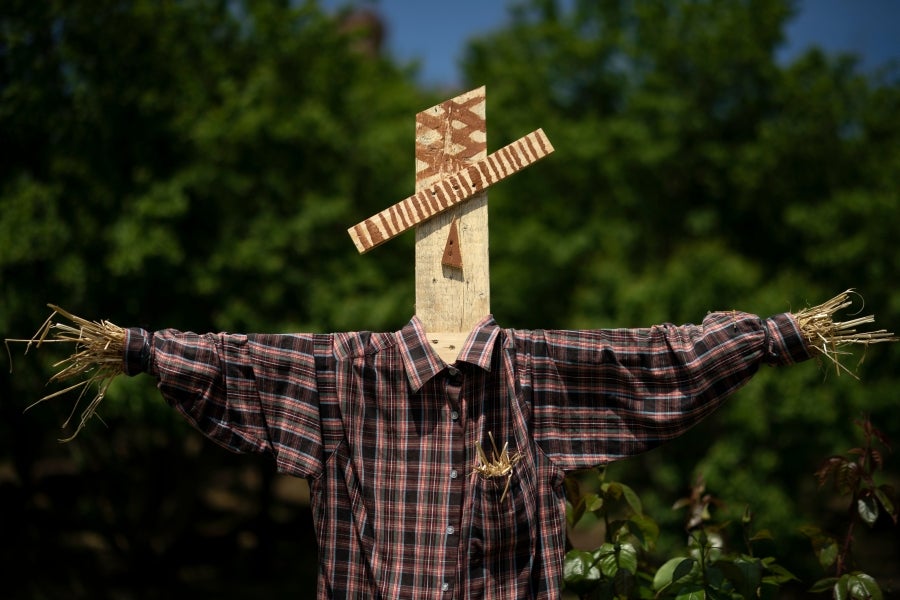 Los ciudadanos de Castellar, un pueblo del norte de Italia, preparan sus propio espantapájaros y los colocan en los jardines, patios, calles y campos de la localidad. Así, los simpáticos vecinos forman parte de la 'Feria de Espantapájaros' de la temporada. 