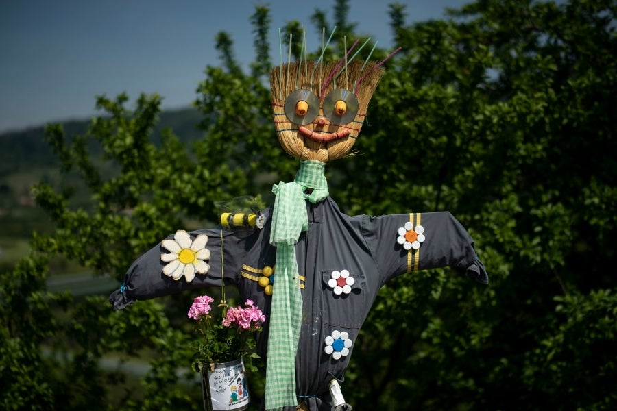 Los ciudadanos de Castellar, un pueblo del norte de Italia, preparan sus propio espantapájaros y los colocan en los jardines, patios, calles y campos de la localidad. Así, los simpáticos vecinos forman parte de la 'Feria de Espantapájaros' de la temporada. 
