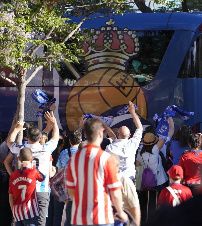 Gran ambiente en las inmediaciones del estadio Nuevo Los Cármenes antes del partido entra la Real y el Atlético Madrid