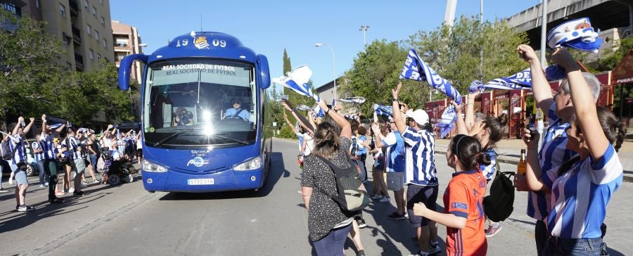 Gran ambiente en las inmediaciones del estadio Nuevo Los Cármenes antes del partido entra la Real y el Atlético Madrid